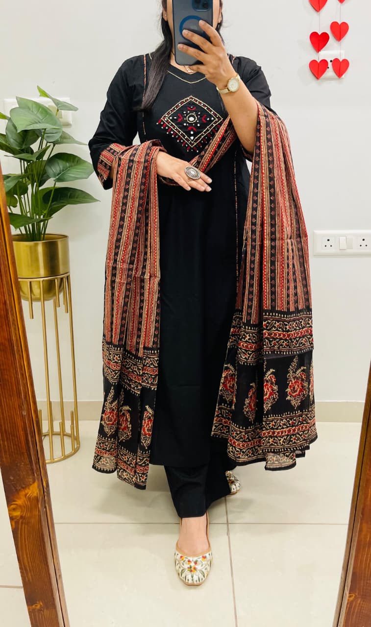 Royal Designer Ethnic Kurti Set in Dhabu Cotton with Mirror Work view 3