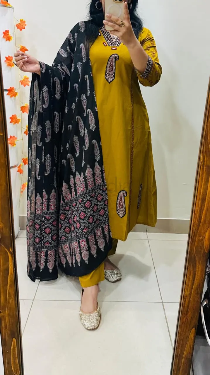 Premium Dhabu Cotton Suit with Azrakh Applique and real mirror work. view 4